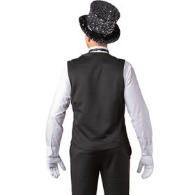 Ein Erwachsener trägt eine silberne Paillettenweste und einen Zylinderhut. Das Bild zeigt die Rückseite der Weste mit schwarzem Stoff.