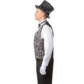 Ein Erwachsener trägt eine silberne Paillettenweste und einen Zylinderhut. Das Bild zeigt die Rückseite der Weste mit schwarzem Stoff.