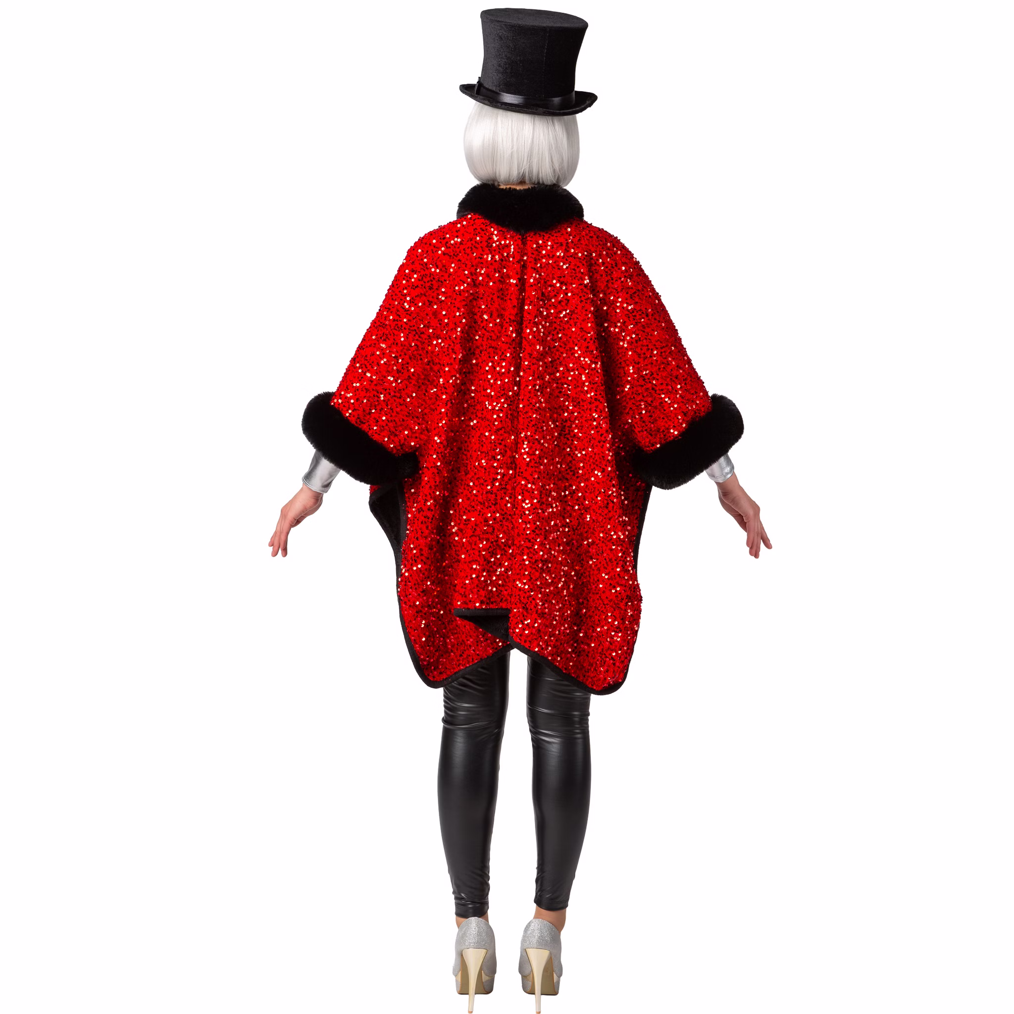 Rückansicht des roten Zirkusdirektor-Ponchos mit funkelnden Pailletten, schwarzem Fellkragen und weiten Ärmeln. Die Frau steht aufrecht und trägt einen Zylinderhut.