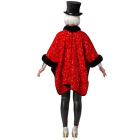 Vorderansicht einer Frau im roten Paillettenponcho. Sie hält ihren Zylinder mit einer Hand fest und steht in leichter Pose.