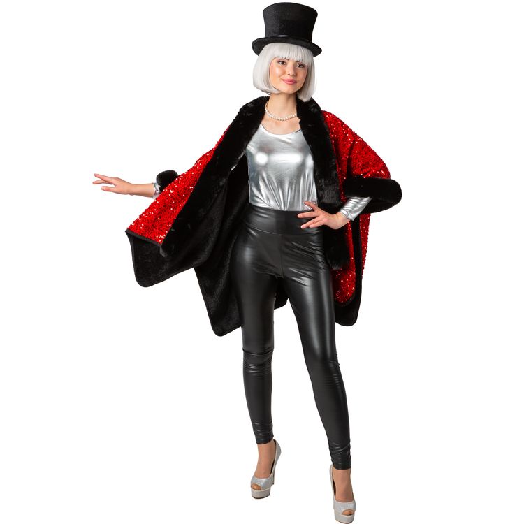 Zirkusdirektor Kostüm Poncho Rot Schwarz mit Pailletten für Damen Vorderansicht einer Frau im roten Paillettenponcho. Sie hält ihren Zylinder mit einer Hand fest und steht in leichter Pose.
