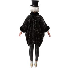 Modell präsentiert den Poncho frontal mit Zylinder und Gehstock. Der Poncho glitzert im Licht und verleiht ein elegantes Showkostüm-Aussehen.