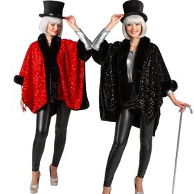 Modell präsentiert den Poncho frontal mit Zylinder und Gehstock. Der Poncho glitzert im Licht und verleiht ein elegantes Showkostüm-Aussehen.