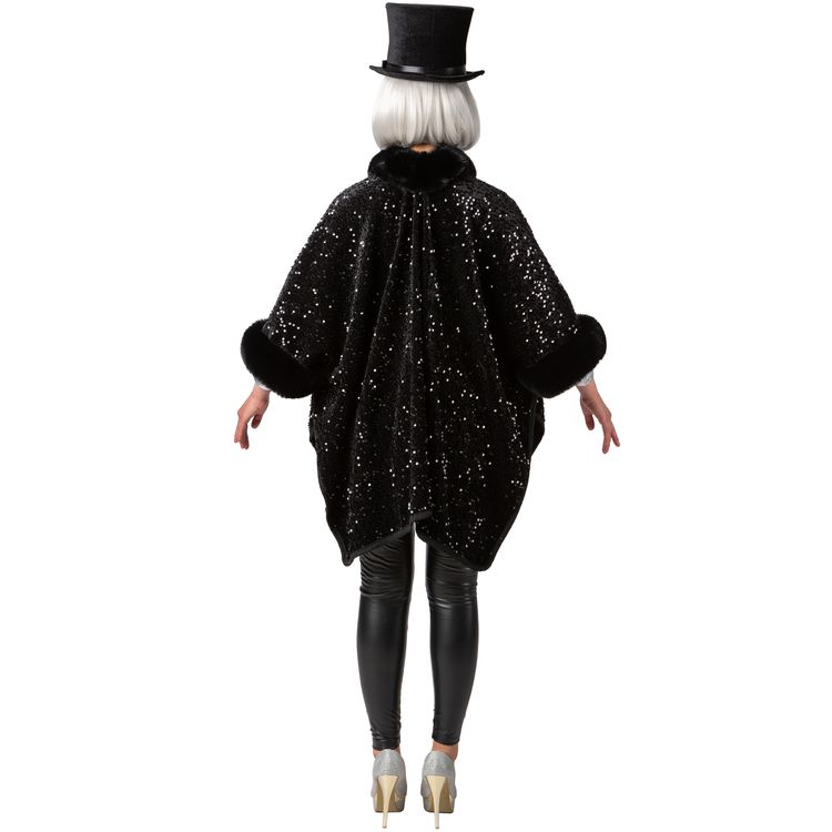 Extravaganter Poncho Schwarz mit Pailletten 20er Jahre Party für Damen Modell präsentiert den Poncho frontal mit Zylinder und Gehstock. Der Poncho glitzert im Licht und verleiht ein elegantes Showkostüm-Aussehen.