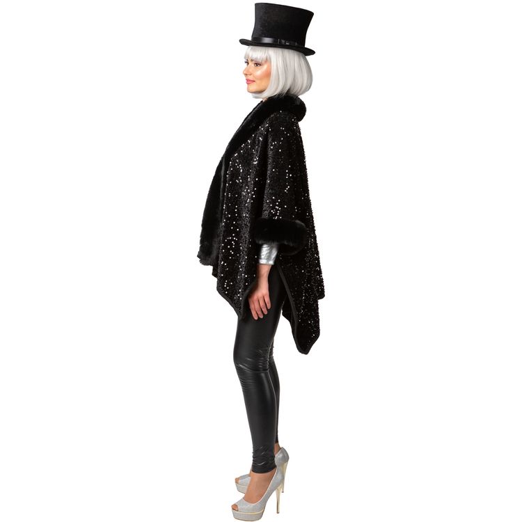 Extravaganter Poncho Schwarz mit Pailletten 20er Jahre Party für Damen Modell präsentiert den Poncho frontal mit Zylinder und Gehstock. Der Poncho glitzert im Licht und verleiht ein elegantes Showkostüm-Aussehen.