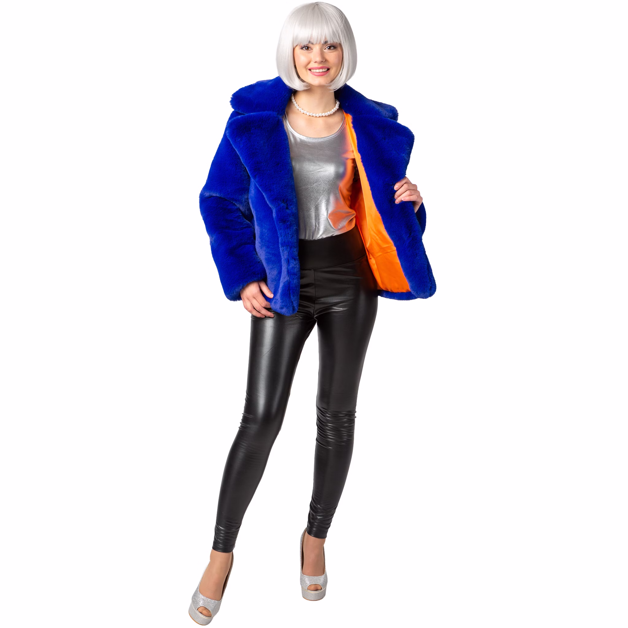 Ganzkörperansicht einer Frau in royalblauer Plüschjacke, die offen getragen wird und das orangefarbene Innenfutter zeigt. 