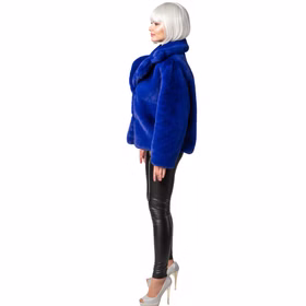 Plüschjacke Royalblau 90er Retro Look mit Futterstoff Vintage Style für Damen Gr. S-XXXL Fashion Blau Kostüm-Basic Fasching Karneval Mottoparty Mode Festival Seitenansicht einer Frau in einer geschlossenen royalblauen Plüschjacke mit weichem Kragen und glatter Oberfläche.