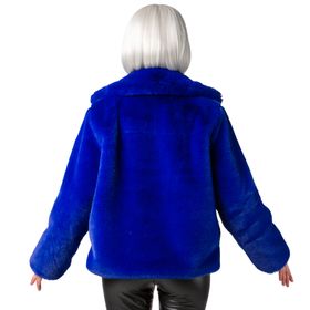 Ganzkörperansicht einer Frau in royalblauer Plüschjacke, die offen getragen wird und das orangefarbene Innenfutter zeigt.