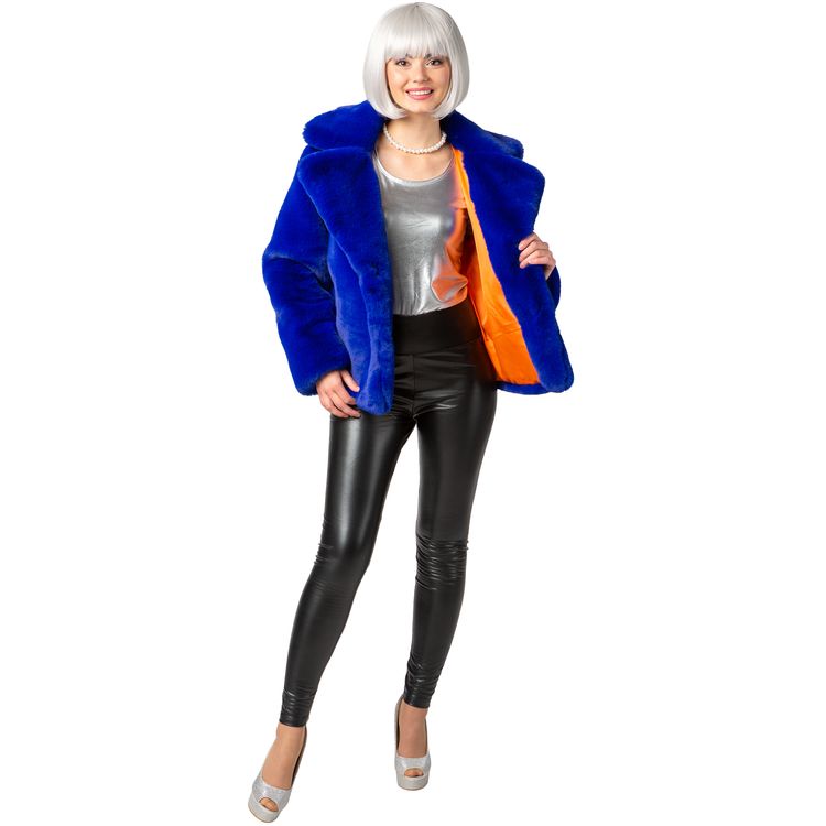 Plüschjacke Royalblau 90er Retro Look mit Futterstoff Vintage Style für Damen Ganzkörperansicht einer Frau in royalblauer Plüschjacke, die offen getragen wird und das orangefarbene Innenfutter zeigt.