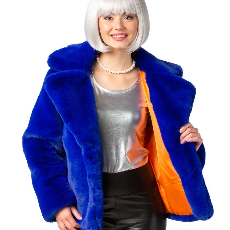 Plüschjacke Royalblau 90er Retro Look mit Futterstoff Vintage Style für Damen Ganzkörperansicht einer Frau in royalblauer Plüschjacke, die offen getragen wird und das orangefarbene Innenfutter zeigt.