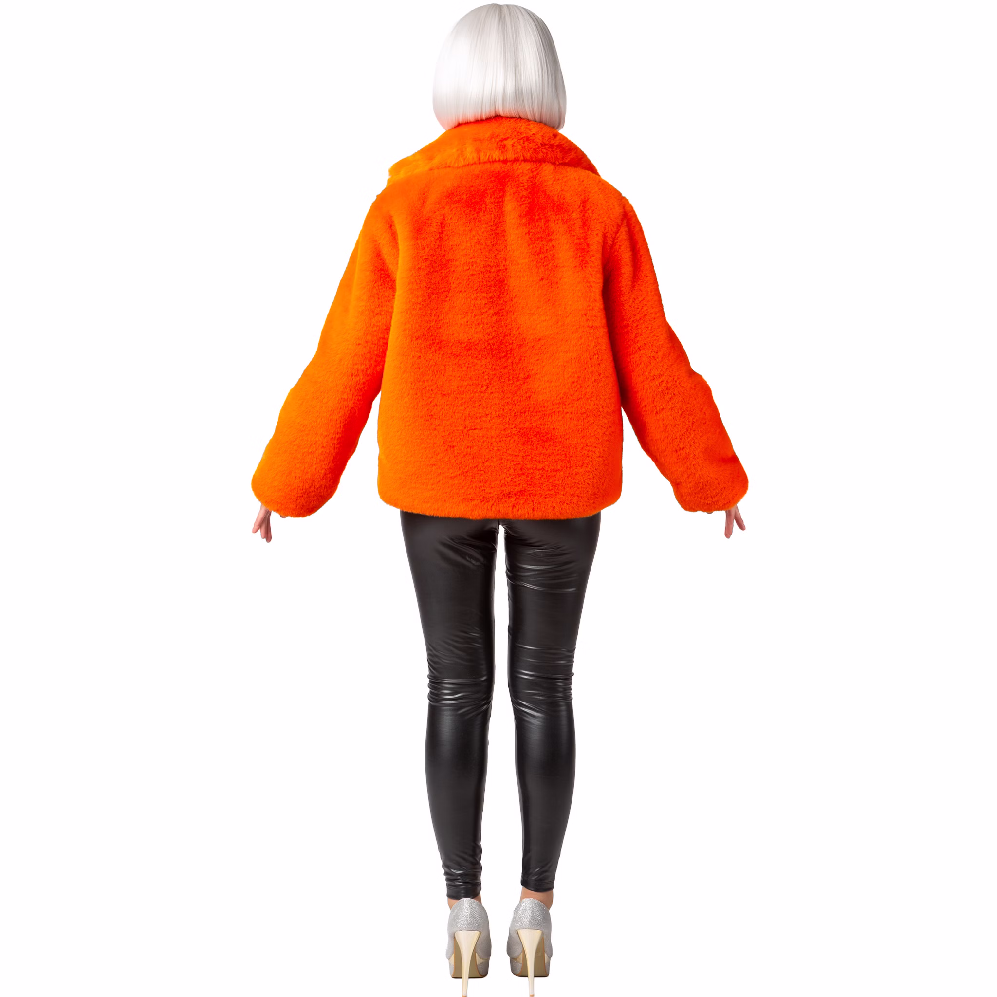 Rückansicht der orangefarbenen Plüschjacke; die Frau steht gerade und zeigt die weiche Struktur der Rückseite.