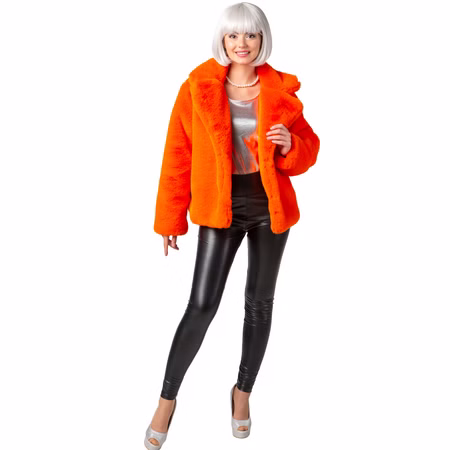 Plüschjacke Orange 90er Retro Look mit Futterstoff Vintage Style für Damen Gr. S-XXXL Fashion Kostüm-Basic Fasching Karneval Mottoparty Mode Festival Die Frau trägt die Plüschjacke offen und zeigt das lange, flauschige Material sowie den voluminösen Kragen von vorn.