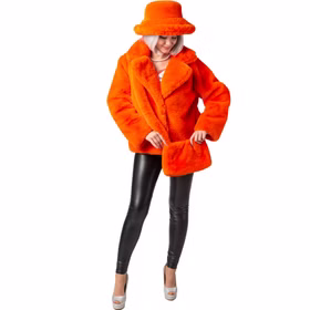Eine Frau trägt die orange Plüschjacke mit passendem Hut und Handtasche. Sie blickt nach unten und hält die Tasche vor dem Körper.