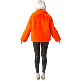 Die Frau trägt die Plüschjacke offen und zeigt das lange, flauschige Material sowie den voluminösen Kragen von vorn.