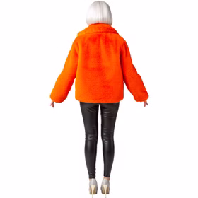 Rückansicht der orangefarbenen Plüschjacke; die Frau steht gerade und zeigt die weiche Struktur der Rückseite.