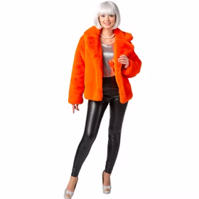 Die Frau trägt die Plüschjacke offen und zeigt das lange, flauschige Material sowie den voluminösen Kragen von vorn.