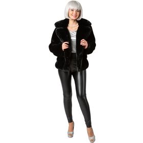 ine Frau trägt eine kurze schwarze Plüschjacke und lächelt in die Kamera. Die Jacke ist voluminös und hat einen breiten Kragen.