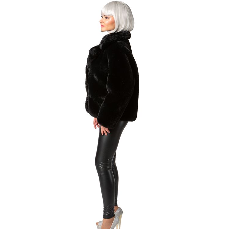 Plüschjacke Schwarz 90er Retro Look mit Futterstoff Vintage Style für Damen ine Frau trägt eine kurze schwarze Plüschjacke und lächelt in die Kamera. Die Jacke ist voluminös und hat einen breiten Kragen.