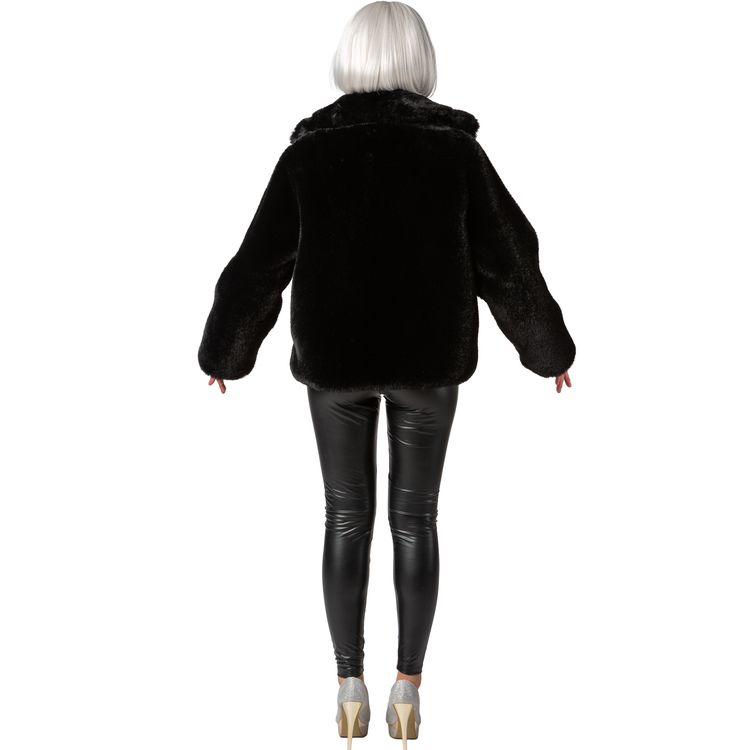 Plüschjacke Schwarz 90er Retro Look mit Futterstoff Vintage Style für Damen ine Frau trägt eine kurze schwarze Plüschjacke und lächelt in die Kamera. Die Jacke ist voluminös und hat einen breiten Kragen.