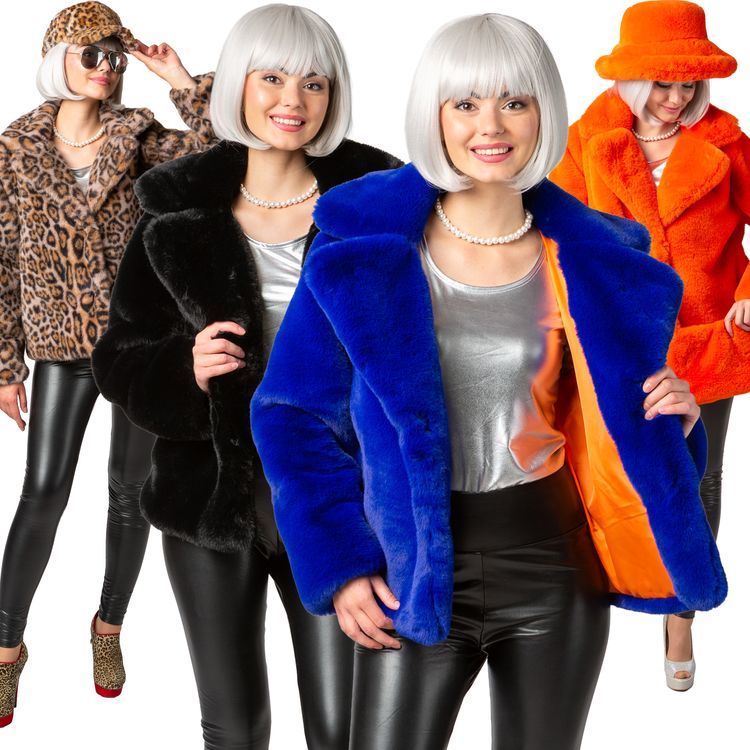 Plüschjacke Schwarz 90er Retro Look mit Futterstoff Vintage Style für Damen ine Frau trägt eine kurze schwarze Plüschjacke und lächelt in die Kamera. Die Jacke ist voluminös und hat einen breiten Kragen.