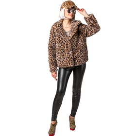 Frau trägt die Leo-Plüschjacke im Komplettlook mit Lederleggings und Leo-Schuhen in voller Vorderansicht.