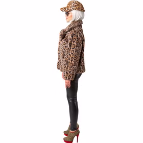 Plüschjacke Leo-Look 80er 90er Retro Look Tierkostüm mit Futterstoff Vintage Style für Damen Gr. S-XXXL Fashion Kostüm-Basic Street-Style Fasching Karneval Mottoparty Mode Festival Frau in seitlicher Ansicht mit Leo-Plüschjacke und passender Leo-Kappe.