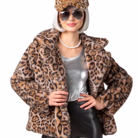 Plüschjacke Leo-Look 80er 90er Retro Look Tierkostüm mit Futterstoff Vintage Style für Damen Gr. S-XXXL Fashion Kostüm-Basic Street-Style Fasching Karneval Mottoparty Mode Festival Nahansicht der Leo-Plüschjacke, getragen von einer Frau mit silbernem Oberteil und Leopardenmütze.