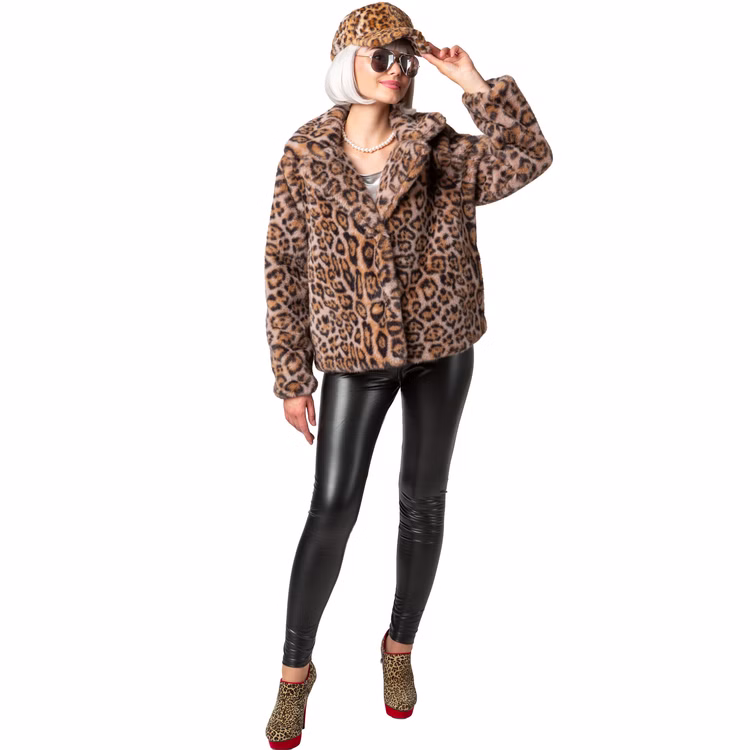 Plüschjacke Leo-Look 80er 90er Retro Look Tierkostüm mit Futterstoff Vintage Style für Damen Gr. S-XXXL Fashion Kostüm-Basic Street-Style Fasching Karneval Mottoparty Mode Festival Frau trägt eine flauschige Leoparden-Plüschjacke im Retro-Stil und kombiniert sie mit schwarzer Lederleggings und Leopardenschuhen.