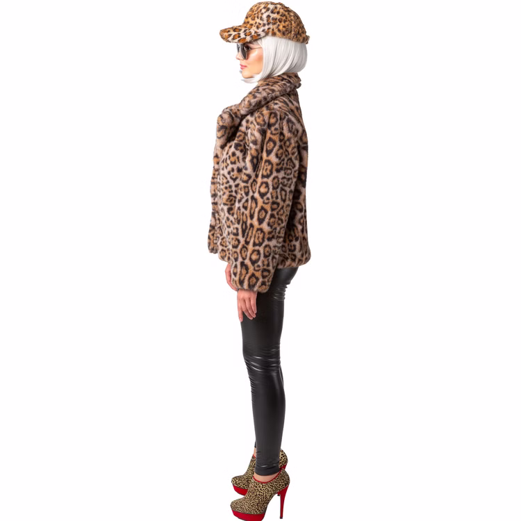Plüschjacke Leo-Look 80er 90er Retro Look Tierkostüm mit Futterstoff Vintage Style für Damen Gr. S-XXXL Fashion Kostüm-Basic Street-Style Fasching Karneval Mottoparty Mode Festival Frau in seitlicher Ansicht mit Leo-Plüschjacke und passender Leo-Kappe.