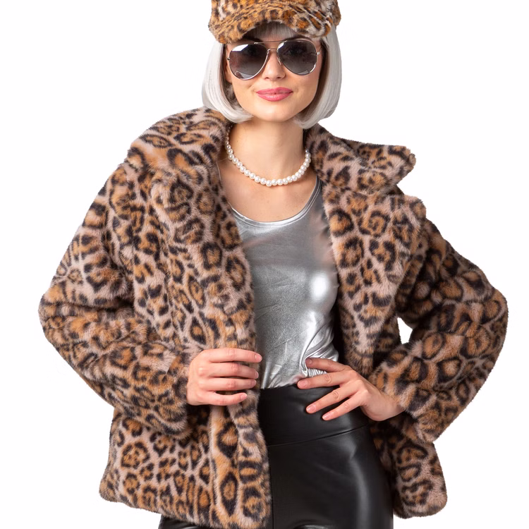 Plüschjacke Leo-Look 80er 90er Retro Look Tierkostüm mit Futterstoff Vintage Style für Damen Gr. S-XXXL Fashion Kostüm-Basic Street-Style Fasching Karneval Mottoparty Mode Festival Nahansicht der Leo-Plüschjacke, getragen von einer Frau mit silbernem Oberteil und Leopardenmütze.