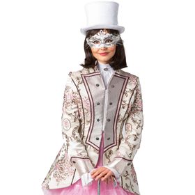 Vollansicht einer Frau in eleganter Brokatjacke mit barockem Muster, rosa Unterrock und weißem Zylinder, frontal aufgenommen.