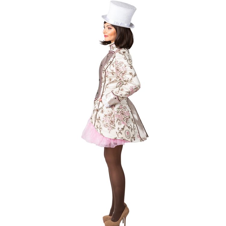 Garde Jacke Venezia Beige Brokatjacke mit Knöpfen für Damen Vollansicht einer Frau in eleganter Brokatjacke mit barockem Muster, rosa Unterrock und weißem Zylinder, frontal aufgenommen.