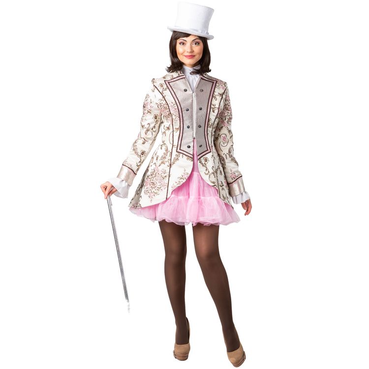 Garde Jacke Venezia Beige Brokatjacke mit Knöpfen für Damen Vollansicht einer Frau in eleganter Brokatjacke mit barockem Muster, rosa Unterrock und weißem Zylinder, frontal aufgenommen.