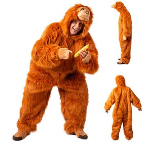 Person im flauschigen orangenen Orang-Utan-Kostüm hält eine Banane und lacht in die Kamera.