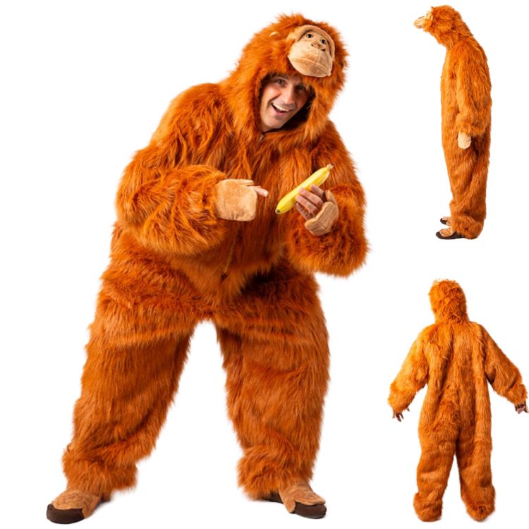 Affen Kostüm Orang Utan Koko Plüschkostüm für Erwachsene Person im flauschigen orangenen Orang-Utan-Kostüm hält eine Banane und lacht in die Kamera.
