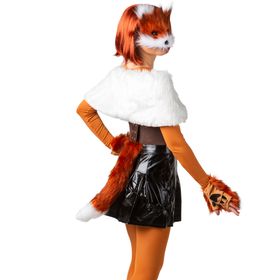 Frau im kompletten Fuchs-Kostüm-Set – Maske, Handschuhe und Schwanz –, kombiniert mit einem weißen Cape, orangefarbenem Body und schwarzem Rock, frontal stehend.
