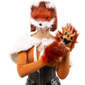 Frau im kompletten Fuchs-Kostüm-Set – Maske, Handschuhe und Schwanz –, kombiniert mit einem weißen Cape, orangefarbenem Body und schwarzem Rock, frontal stehend.