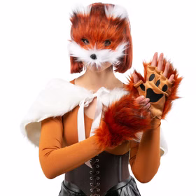 Fuchs Kostüm Tier-Set Maske Handschuhe & Schwanz für Erwachsene Kostüm-Zubehör Tier Waldtier Fuchs-Zubehör Tierkostüm Fasching Karneval Mottoparty Paar- und Gruppenkostüme Frau trägt eine rot-weiße Fuchs-Halbmaske sowie flauschige Fuchs-Handschuhe und präsentiert sie vor dem Körper; sie trägt eine weiße Kunstfell-Cape über einem orangefarbenen Oberteil.