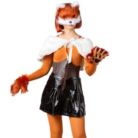 Frau im kompletten Fuchs-Kostüm-Set – Maske, Handschuhe und Schwanz –, kombiniert mit einem weißen Cape, orangefarbenem Body und schwarzem Rock, frontal stehend.