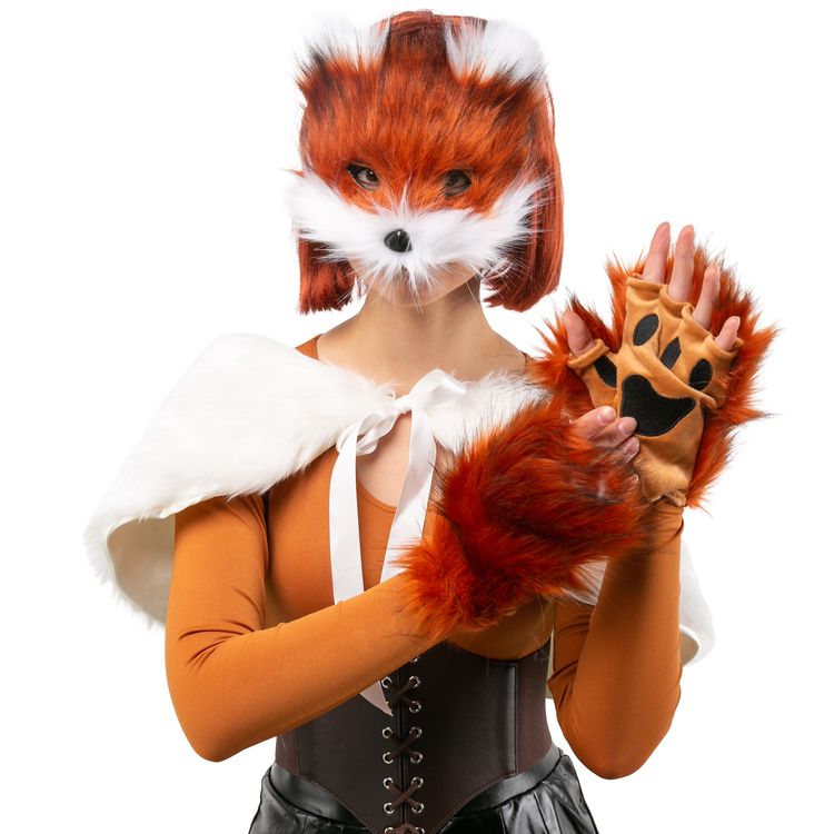 Frau im kompletten Fuchs-Kostüm-Set – Maske, Handschuhe und Schwanz –, kombiniert mit einem weißen Cape, orangefarbenem Body und schwarzem Rock, frontal stehend.