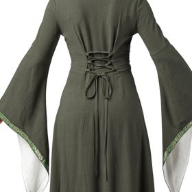 Vorderansicht des grünen Mittelalterkleids Hedwig mit weißem Stoffeinsatz und dekorativer Zierborte entlang des Ausschnitts und Rockteils.