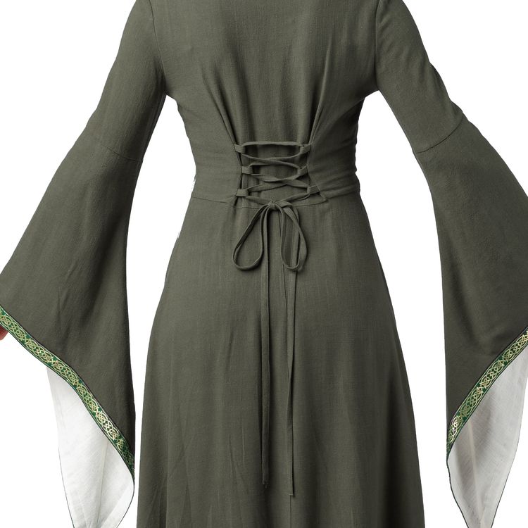 Vorderansicht des grünen Mittelalterkleids Hedwig mit weißem Stoffeinsatz und dekorativer Zierborte entlang des Ausschnitts und Rockteils.