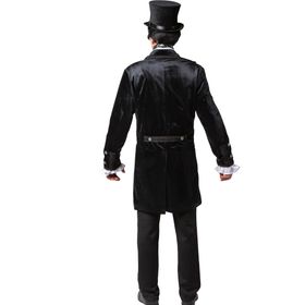 Herrenmodell im kompletten Western-Outfit mit Gehrock, Weste, Cowboyhut und Revolvergürtel, kombiniert im Western-Look.