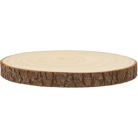 Große Baumscheibe mit Gravur, eingebettet in ein festliches Arrangement aus Tannenzweigen, goldenen Kugeln, Teelichtern und Kunstschnee, im Hintergrund warm leuchtende Bokeh-Lichter.