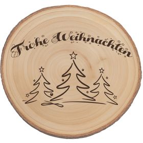 Große Baumscheibe mit Gravur, eingebettet in ein festliches Arrangement aus Tannenzweigen, goldenen Kugeln, Teelichtern und Kunstschnee, im Hintergrund warm leuchtende Bokeh-Lichter.