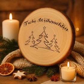 Große Baumscheibe mit Gravur, eingebettet in ein festliches Arrangement aus Tannenzweigen, goldenen Kugeln, Teelichtern und Kunstschnee, im Hintergrund warm leuchtende Bokeh-Lichter.