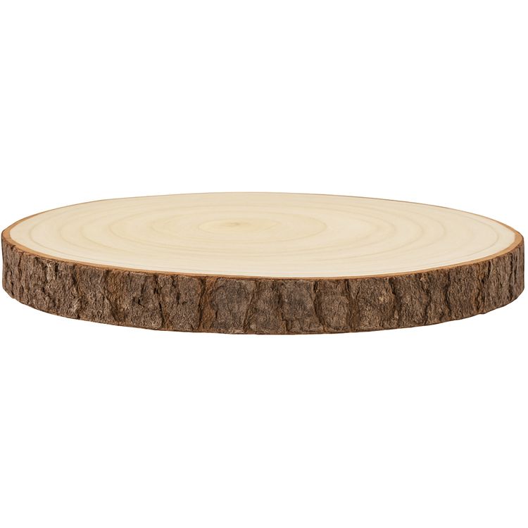 Große Baumscheibe mit Gravur, eingebettet in ein festliches Arrangement aus Tannenzweigen, goldenen Kugeln, Teelichtern und Kunstschnee, im Hintergrund warm leuchtende Bokeh-Lichter.