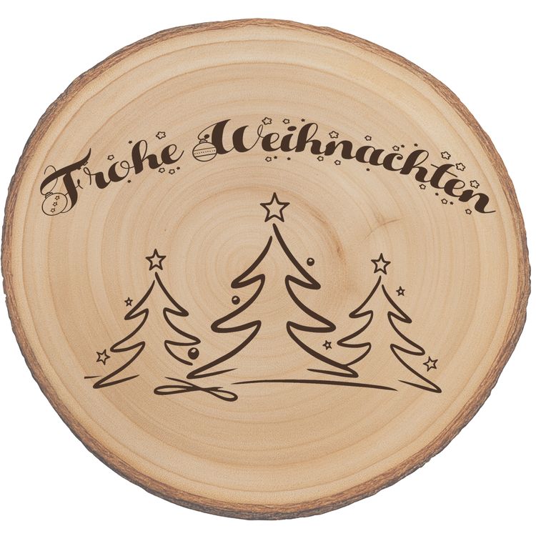 Große Baumscheibe mit Gravur, eingebettet in ein festliches Arrangement aus Tannenzweigen, goldenen Kugeln, Teelichtern und Kunstschnee, im Hintergrund warm leuchtende Bokeh-Lichter.