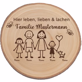 Personalisierte Baumscheibe aus Paulownia-Holz mit Familienmotiv und dem Schriftzug ‚Hier leben, lieben & lachen – Familie Mustermann‘, frontal aufgenommen.