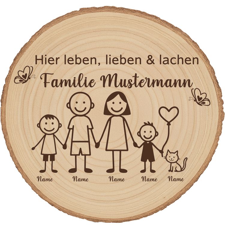 Personalisierte Holzscheibe mit Familienmotiv lehnt an einer Backsteinwand neben einer grünen Zimmerpflanze in einem natürlichen Wohnraumambiente.